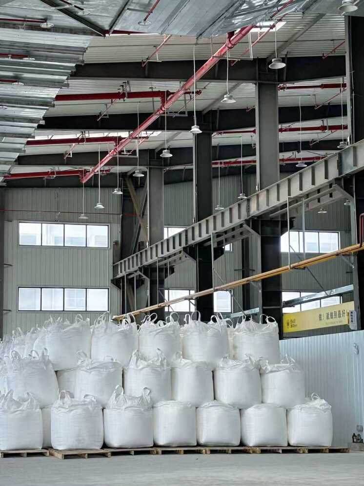 در تصویر بسته‌بندی صنعتی ماده استخراج‌کننده طلا مشاهده می‌شود که مطابق استانداردهای حمل‌ونقل مواد غیرخطرناک طراحی شده است. این محصول برخلاف سیانید نیازی به کنترل شدید HSE ندارد و به‌صورت کیسه یا بشکه صنعتی ارائه می‌شود تا مصرف آن در کارخانه‌های لیچینگ ساده و ایمن باشد.