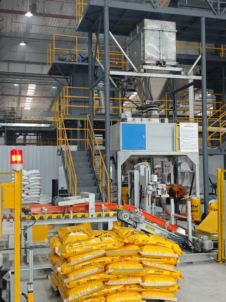 در این عکس پودر ماده استخراج‌کننده طلا دیده می‌شود که فرمولاسیون پیشرفته‌ای دارد و بدون خطرات سیانید قادر است طلا را با سرعت زیاد و بازیابی بالا لیچ کند. این ماده بهترین گزینه برای کاهش هزینه و بهبود عملکرد کارخانه‌های CIL/CIP است.